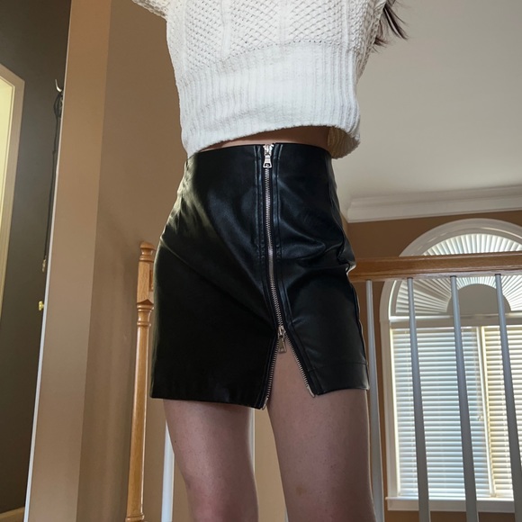 NWT Tiger Mist Clara Zip Through Faux Leather Mini Skirt - Picture 1 of 7